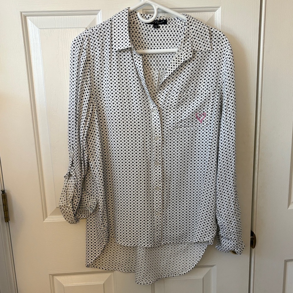 NWOT Velvet Heart White and Black Heart 🖤 Blouse w/Pink Heart 🩷 Appliqué